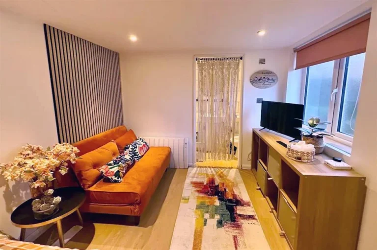 e6b293cd-96a0-41a0-89b3-fc57f894ff6d-garage-conversion-ideas-to-add-more-living-space-to-your-home-airbnb-hideaway